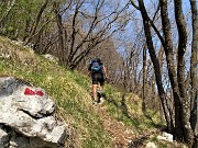 56 Dopo un bel po' di cammino in  traverso ed in lieve salita, al bivio segnalato con freccia rossa, prendiamo a dx